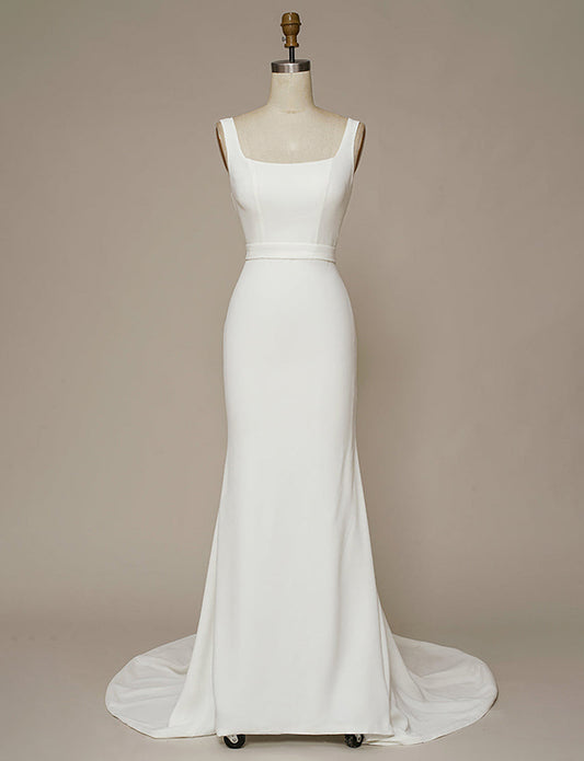 Robe de mariée blanche décolletée à encolure carrée