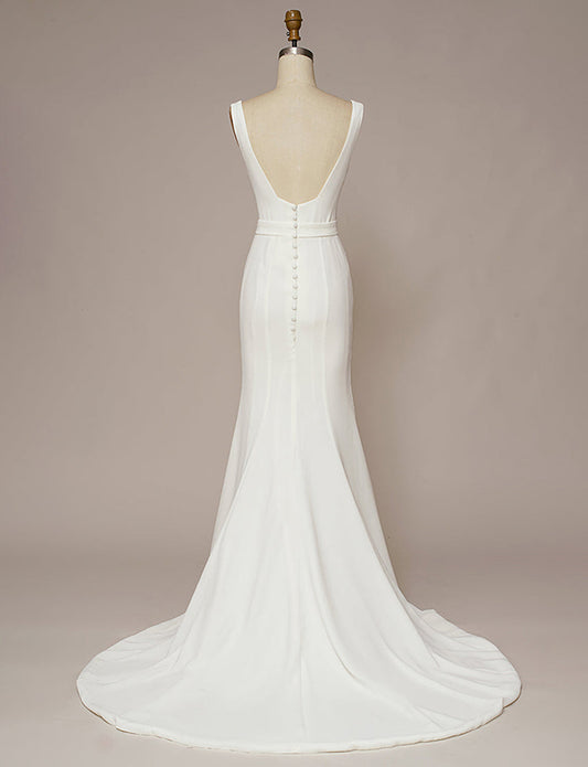 Robe de mariée blanche décolletée à encolure carrée