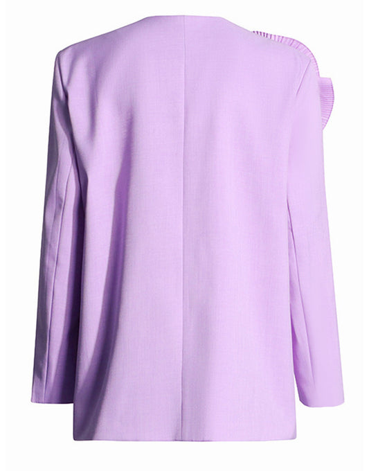 Costume féminin ajusté pour une silhouette mince, à boucle unique, avec une fleur violette de mode