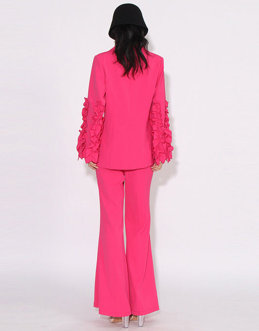 Costume de femme fuchsia à revers en pointe, à une boucle unique, avec manches à volants en deux pièces