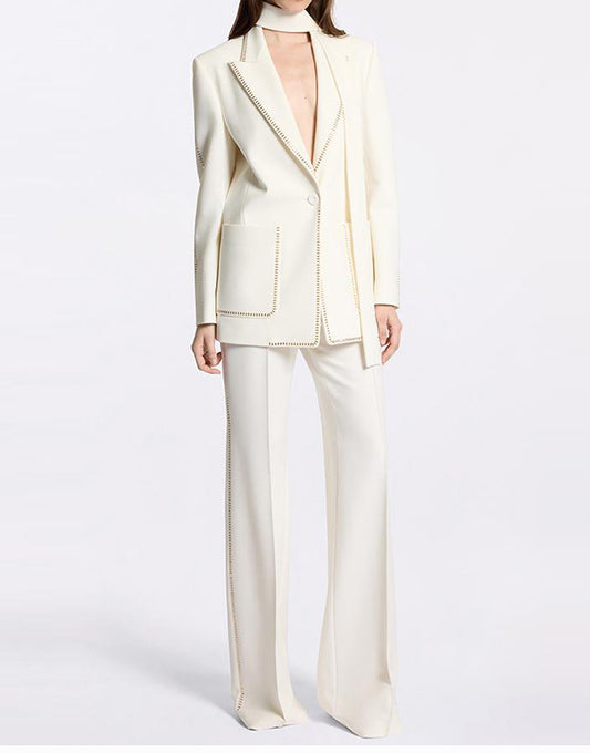 Costume féminin slim fit en 2 pièces avec revers pointu blanc et une boucle unique
