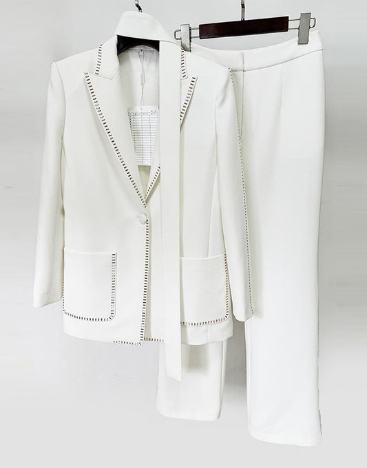 Costume féminin slim fit en 2 pièces avec revers pointu blanc et une boucle unique