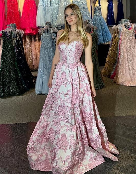 Robe de bal trapèze en dentelle blush avec décolleté en cœur