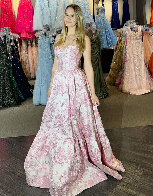 Robe de bal trapèze en dentelle blush avec décolleté en cœur