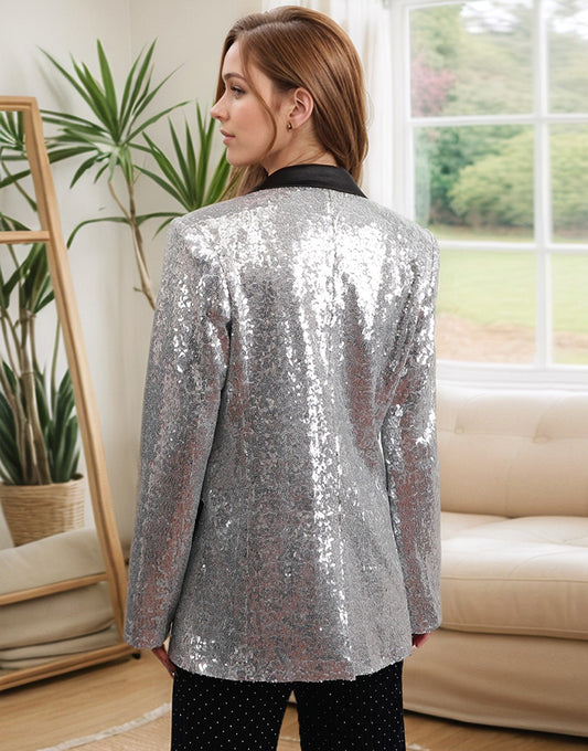 Veste de femme en sequins argentés, avec revers pointus noirs et une seule boucle de fermeture