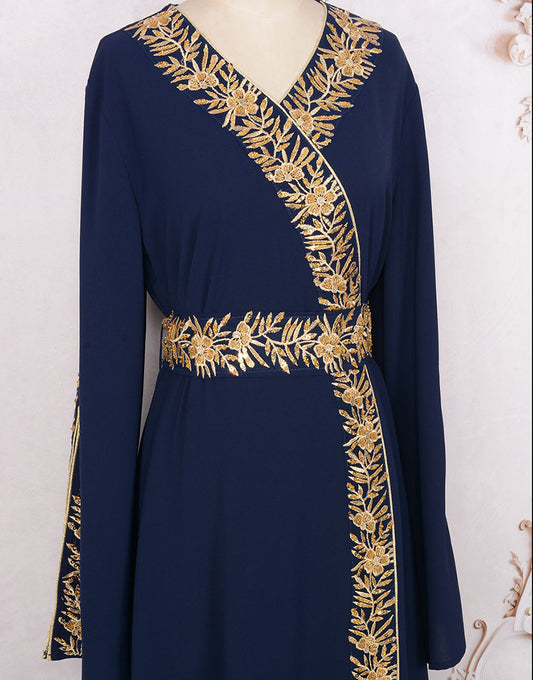 Robe Longue Élégante avec Col V Manches Longues Appliqués Floraux et Détails en Perles