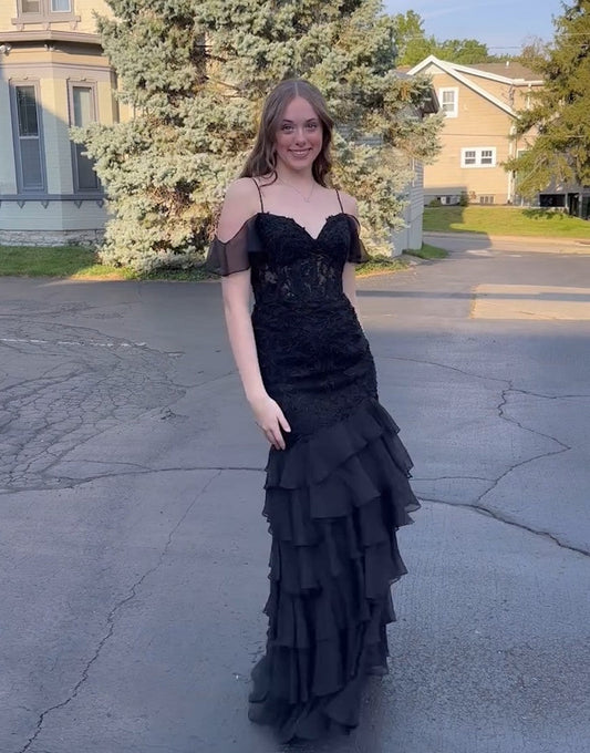 Robe de bal sirène noire à appliques spaghetti et fente