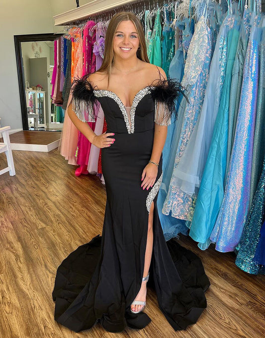 Robe de bal sirène noire sans bretelles à col en V et à franges avec fente