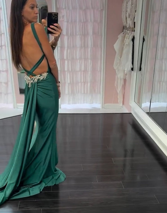 Robe de bal sirène vert foncé à fines bretelles et cristaux