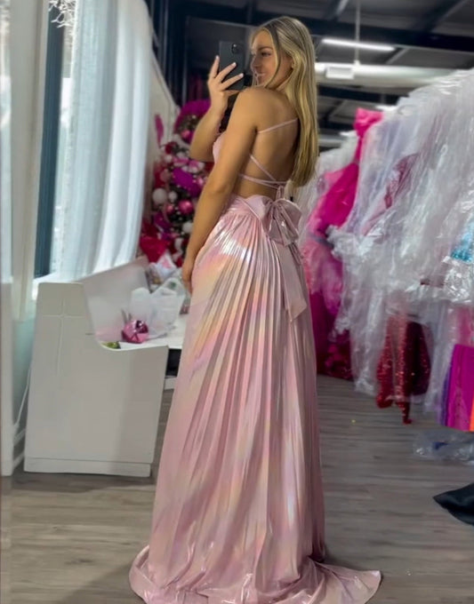 Robe de bal fuchsia à fines bretelles et traîne