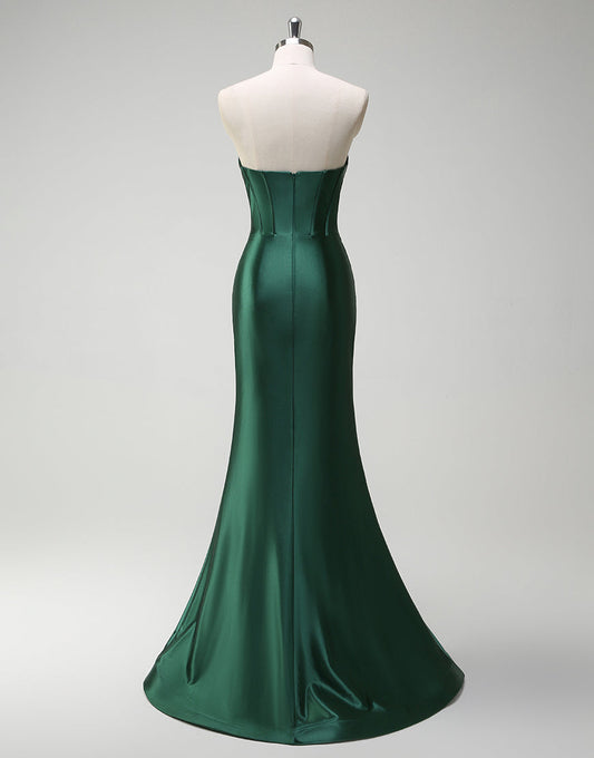 Robe de bal longue en satin vert foncé avec décolleté en cœur et fente
