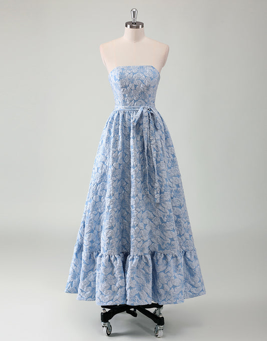 Robe de bal bleue en ligne A sans bretelles avec applique et ceinture