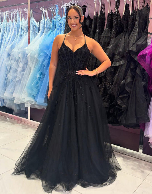Robe de bal longue noire en tulle à fines bretelles et appliques