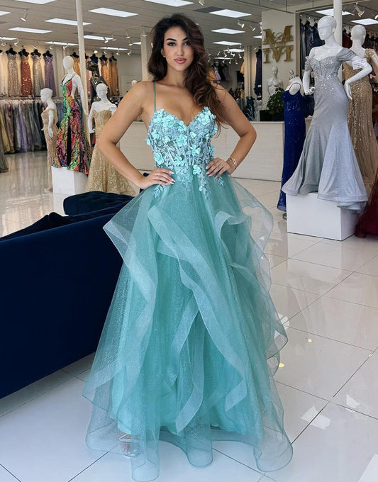 Robe de bal longue en tulle bleu à fines bretelles et à volants avec appliques