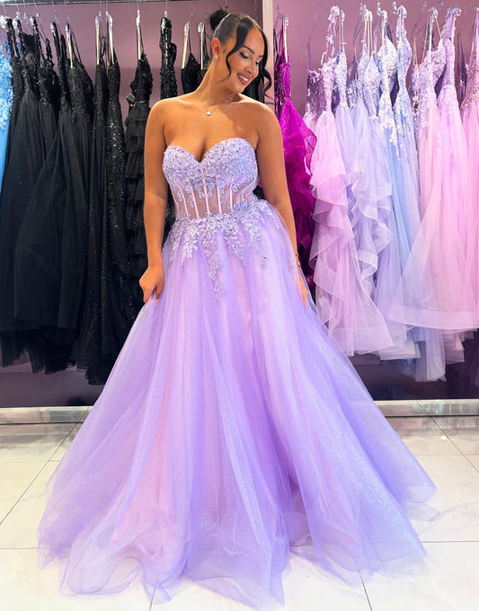 Robe de bal longue en tulle lilas à coupe trapèze et décolleté en cœur avec appliques