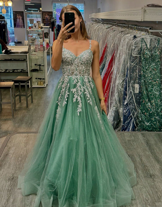 Robe de bal longue trapèze en tulle à bretelles spaghetti Sage avec appliques