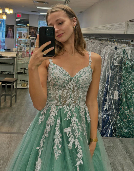 Robe de bal longue trapèze en tulle à bretelles spaghetti Sage avec appliques