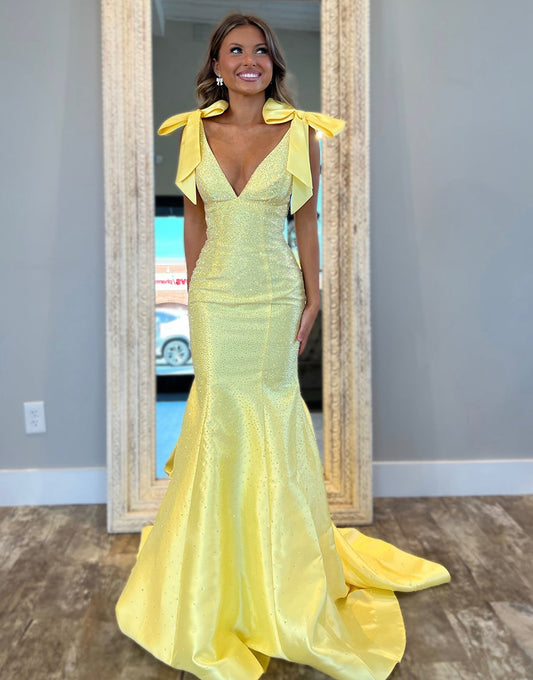 Robe de bal jaune sirène avec col en V et traîne