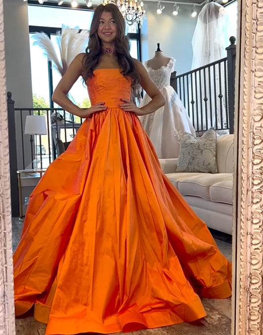 Robe de bal orange à volants et col bateau sans manches