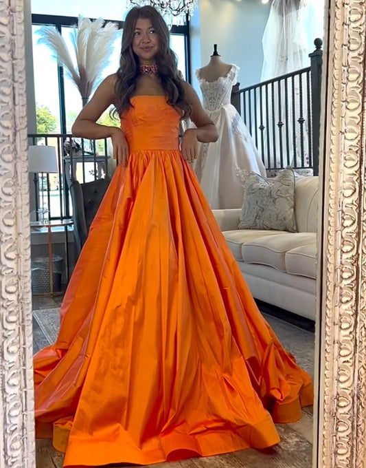 Robe de bal orange à volants et col bateau sans manches