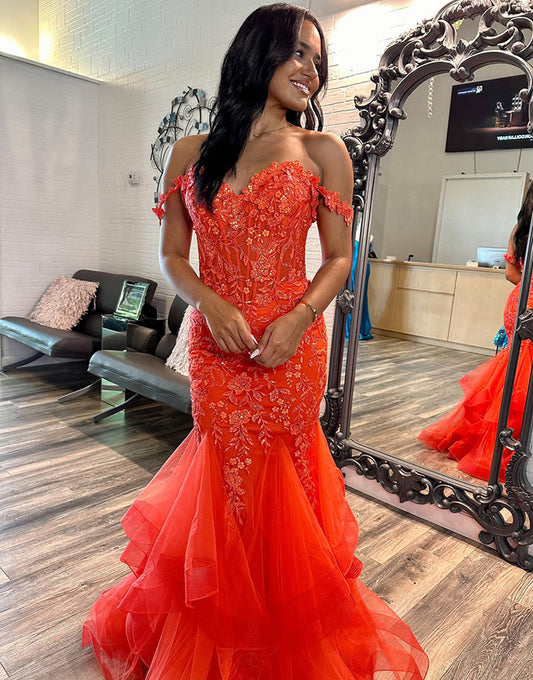 Robe de bal longue orange à épaules dénudées et à volants avec appliques