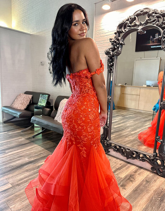 Robe de bal longue orange à épaules dénudées et à volants avec appliques