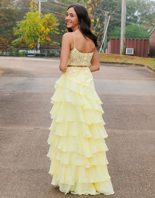 Robe de bal longue jaune à bretelles spaghetti en tulle avec appliqués