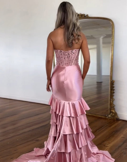 Robe de bal longue en satin sans bretelles à volants et à paillettes