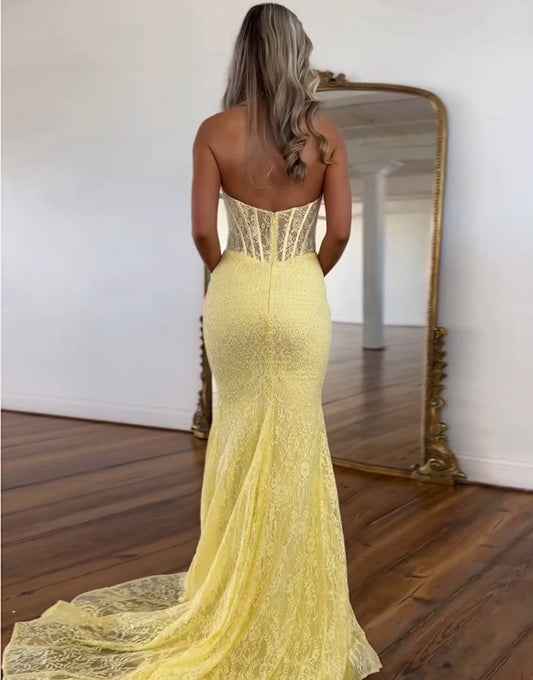 Robe de bal longue jaune à licou et dentelle avec appliques style sirène