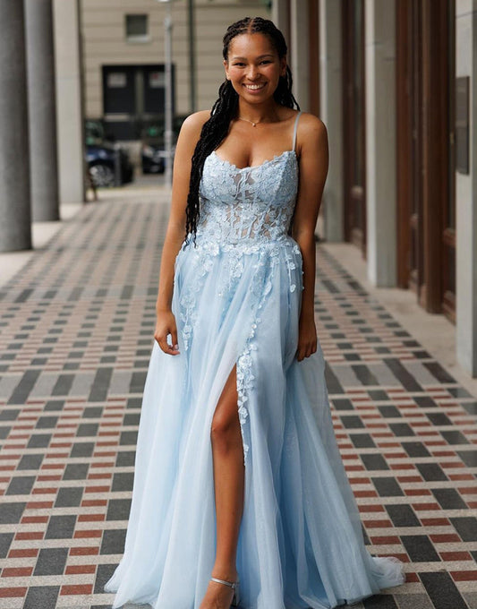 Robe de bal trapèze en tulle bleu clair à bretelles spaghetti et appliqués