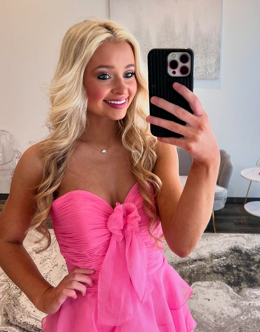 Robe de bal longue fuchsia en mousseline de soie à volants et décolleté en cœur avec fente