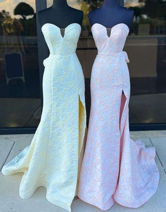 Robe de bal longue jaune à volants et décolleté en cœur avec appliques sirène