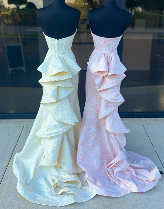 Robe de bal longue jaune à volants et décolleté en cœur avec appliques sirène