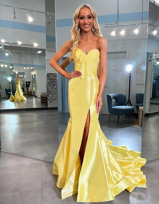 Robe de bal longue en satin jaune avec nœud en cœur et fente