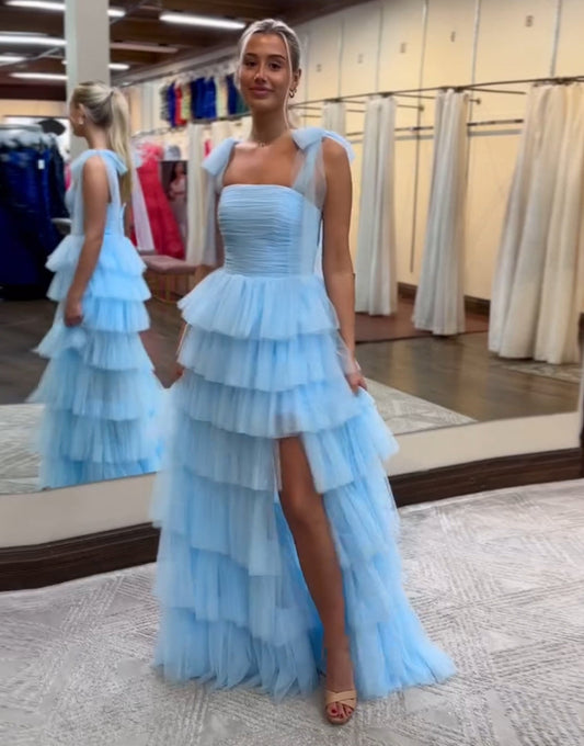 Robe de bal longue en tulle bleu à bretelles spaghetti et fente