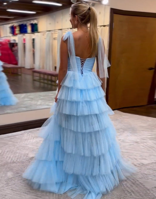 Robe de bal longue en tulle bleu à bretelles spaghetti et fente