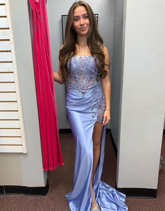 Robe de bal longue en satin bleu gris sans bretelles avec appliques de style sirène et fente