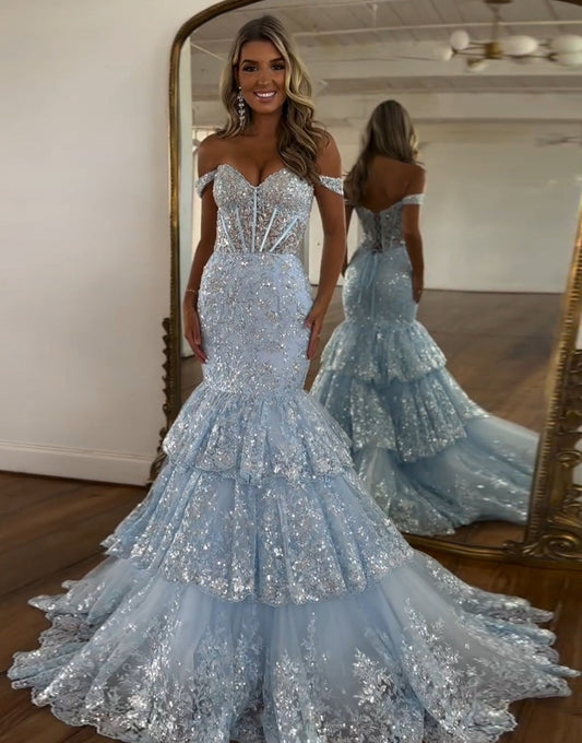 Robe de bal longue en tulle bleu clair à épaules dénudées et à volants