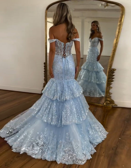 Robe de bal longue en tulle bleu clair à épaules dénudées et à volants