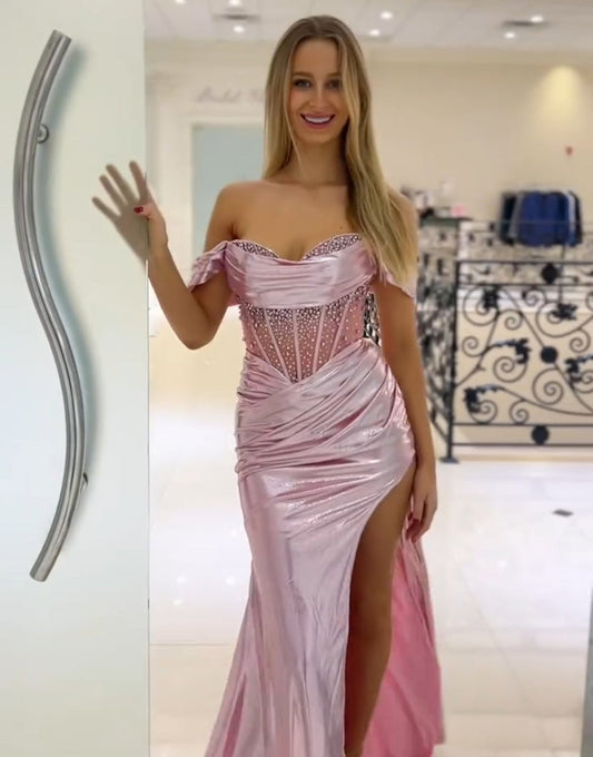 Robe de bal longue rose à épaules dénudées et perles