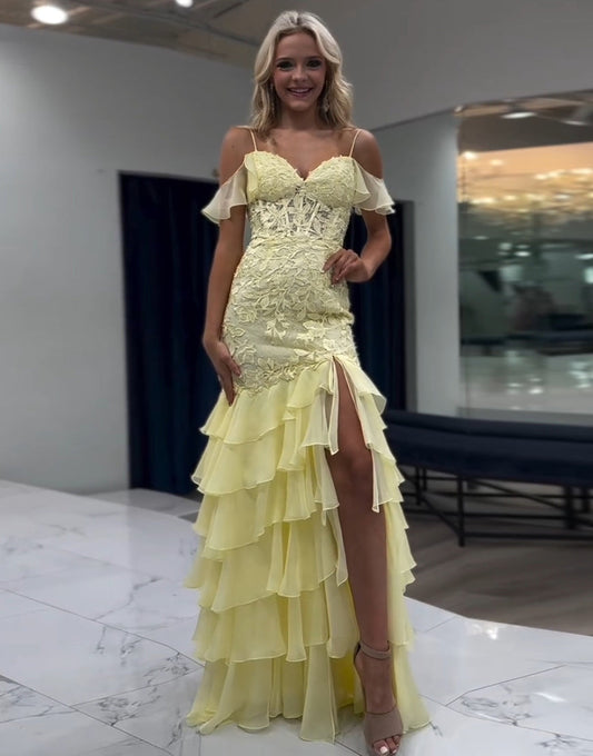 Robe de bal longue jaune à fines bretelles et à volants avec appliques et fente