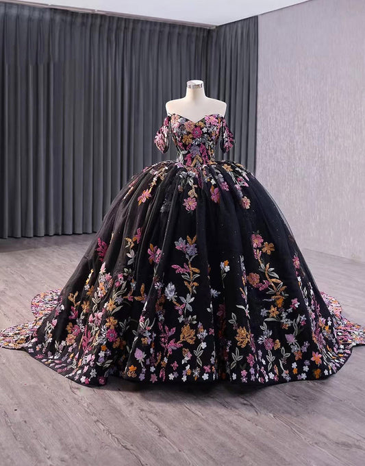 Robe de princesse noire à épaules dénudées et broderies appliquées