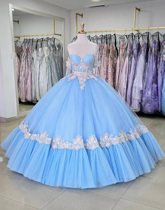 Robe de bal en tulle à épaules dénudées et appliques bleues