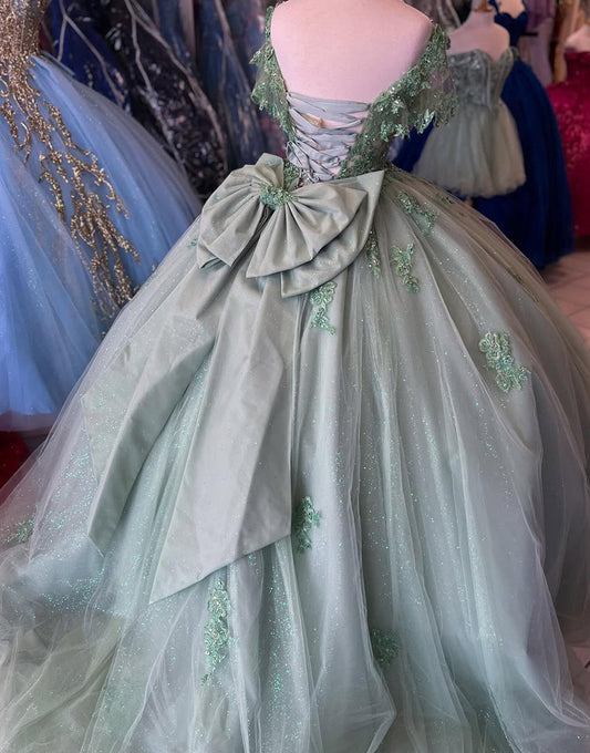 Robe de bal en tulle à col en V gris vert avec appliques et nœud