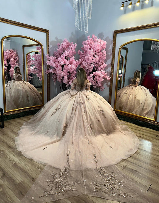 Robe de bal en tulle à paillettes et épaules dénudées couleur champagne