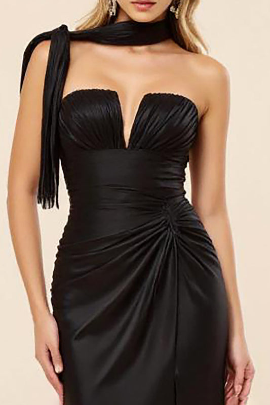Robe de bal noire en satin froncé sans bretelles avec fente