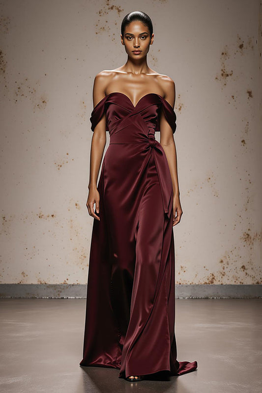 Robe de soirée en satin bordeaux à épaules dénudées