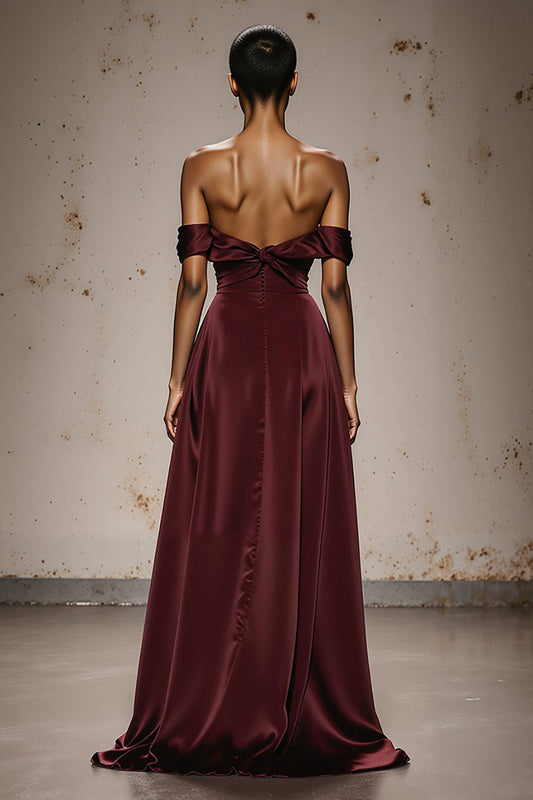 Robe de soirée en satin bordeaux à épaules dénudées