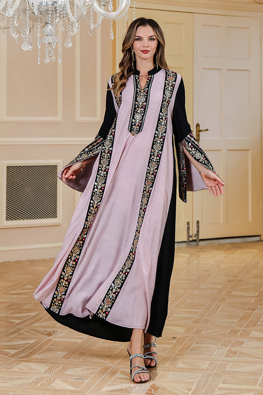 Robe caftan élégante brodée noire et rose