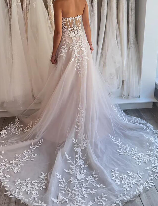 Robe de mariée asymétrique avec applications de dentelle sur l'épaule